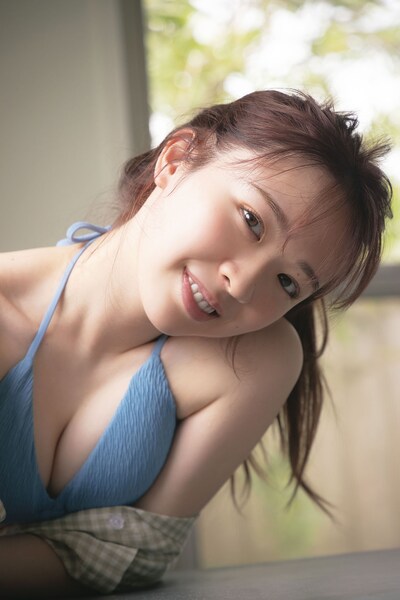 渡辺みり愛の1st写真集より、新たに公開された先行カット。（撮影：彦坂栄治）