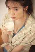 渡辺みり愛1st写真集「消極的な華やかさ」より。（撮影：彦坂栄治）
