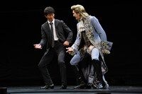 「スタンディングオベーション」囲み取材より。左から寺脇康文、ジェシー。