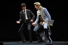 左から寺脇康文、ジェシー。