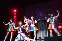 「電光石火、夏花火。」を披露する清掃員たち。