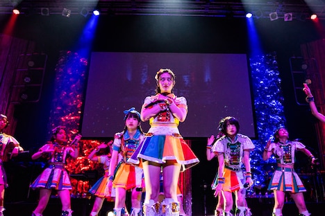 白目をむく大塚望由（中央）。