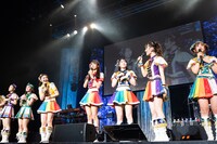 ツアーを振り返る虹コンメンバー。