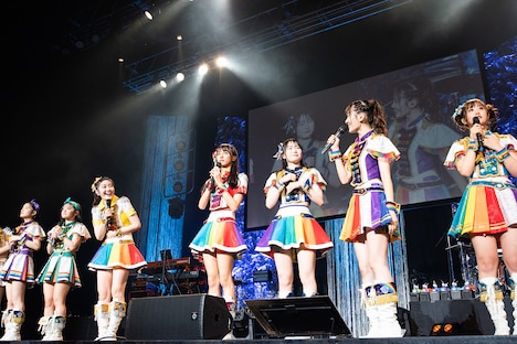 ツアーを振り返る虹コンメンバー。