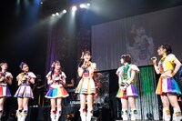 挨拶をする新メンバーの石原愛梨沙（中央）。