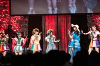 清掃員の鶴見萌（右端）といがみ合うセレブたち。