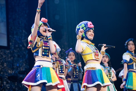 「サマー！」と叫ぶ桐乃みゆ（左）。