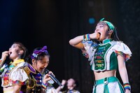 「美味いものファンクラブ」をパフォーマンス中の虹コンメンバー。