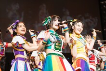 虹のコンキスタドール「RAINBOW JAM2021-SUMMER SHOWER-」の様子。