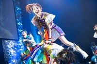 馬跳びする鶴見萌（上）と的場華鈴（下）。