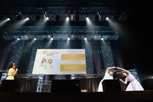 ベストアルバムについて説明する清井咲希（左）と謎の運動をする根岸可蓮＆堀くるみ（右）。