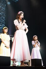 なぜかステージのへりに立って話す彩木咲良。