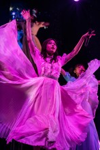 スカートをふわりと広げる彩木咲良。