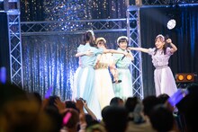 ステージ中央に集まるたこやきレインボー。