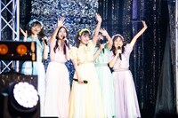 手を振り別れを告げるたこやきレインボー。