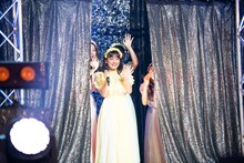 幕が閉じるまで手を振り続けるたこやきレインボー。