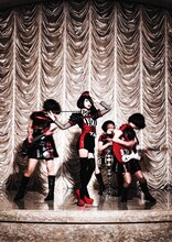 キノコホテル。右から2番目がナターシャ浦安（Dr）。