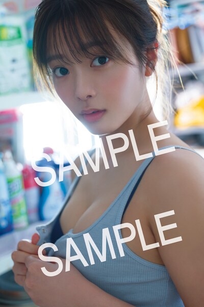 田村保乃1st写真集「一歩目」封入特典のポストカードのサンプル画像。（Photo by Takeo Dec. ）