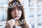 田村保乃1st写真集「一歩目」封入特典のポストカードのサンプル画像。(Photo by Takeo Dec. )