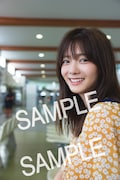 田村保乃1st写真集「一歩目」封入特典のポストカードのサンプル画像。(Photo by Takeo Dec. )