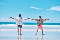 青い空と海を全身で味わう海青さんとRIKUさん。