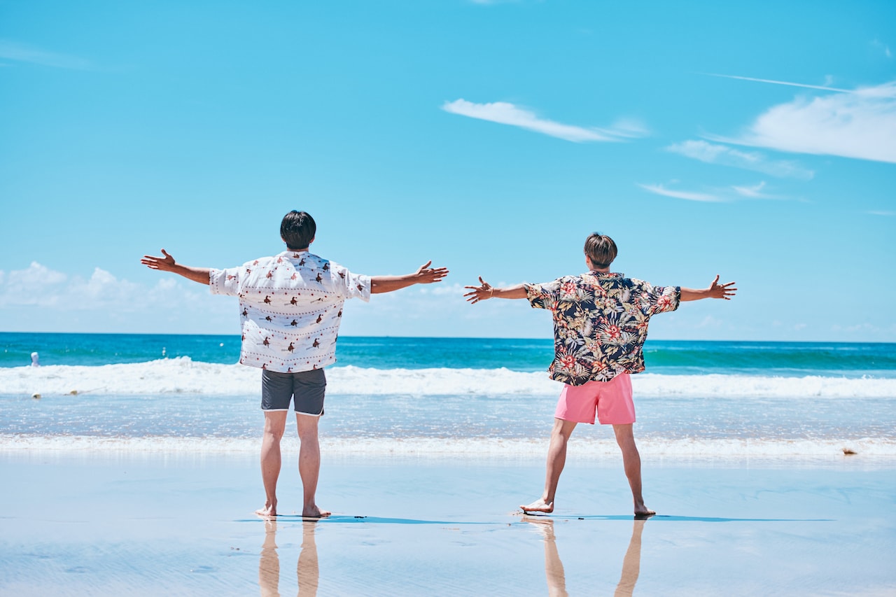 青い空と海を全身で味わう海青さんとRIKUさん。