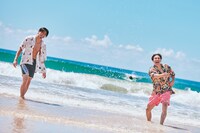 波打ち際ではしゃぐ海青さんとRIKUさん。