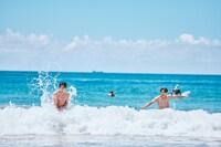 波に打たれる海青さんとRIKUさん。