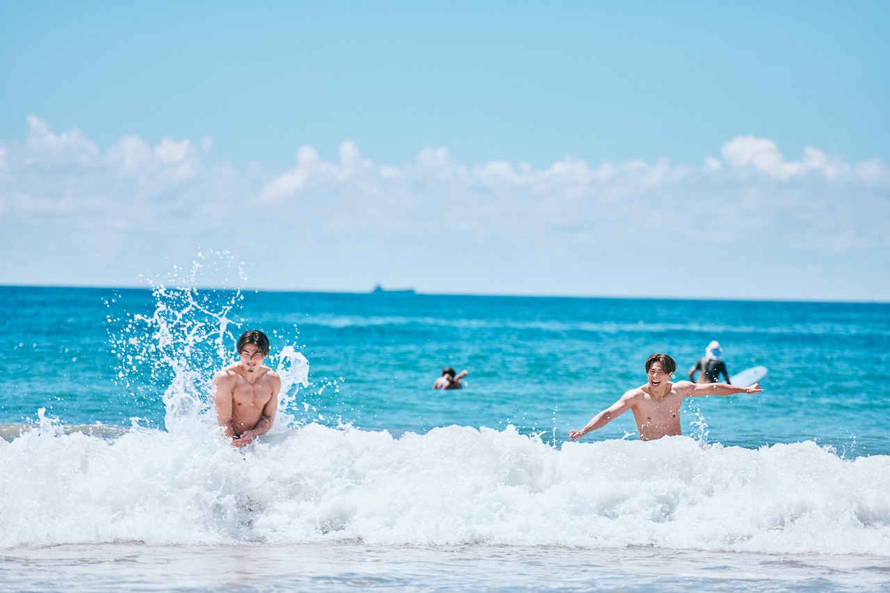 波に打たれる海青さんとRIKUさん。