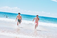 波から逃げる海青さんとRIKUさん。