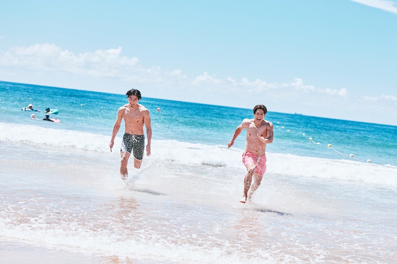 波から逃げる海青さんとRIKUさん。