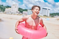 ネオンピンクの浮き輪を迷わず選んだRIKUさん。