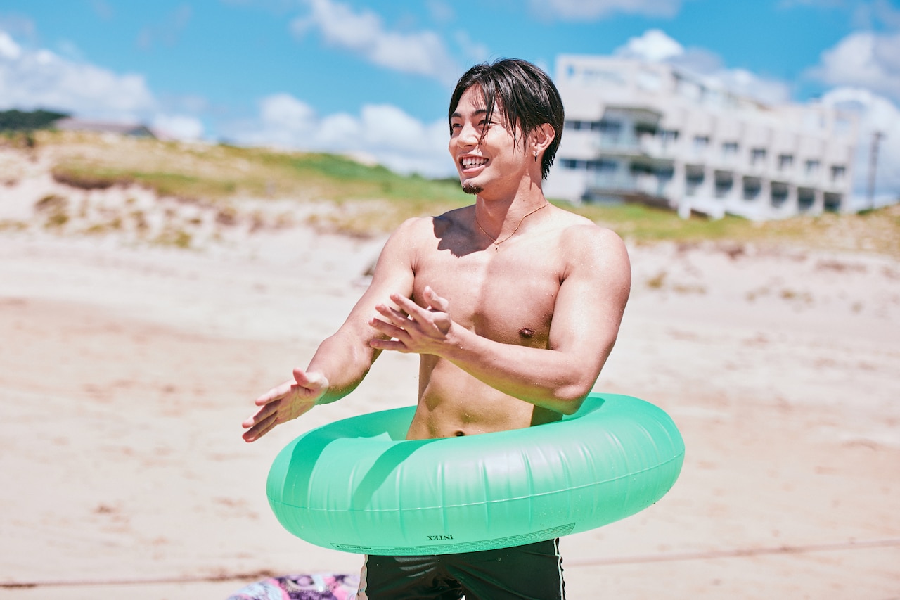 消去法的にネオングリーンの浮き輪を使うことになった海青さん。