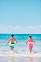 海に入っていく海青さんとRIKUさん。