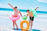 編集部の「ギャルっぽくお願いします」という撮影リクエストにノリノリで答えてくれるRIKUさんと海青さん。