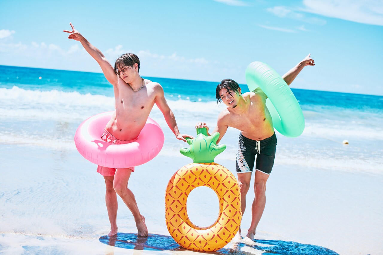 編集部の「ギャルっぽくお願いします」という撮影リクエストにノリノリで答えてくれるRIKUさんと海青さん。