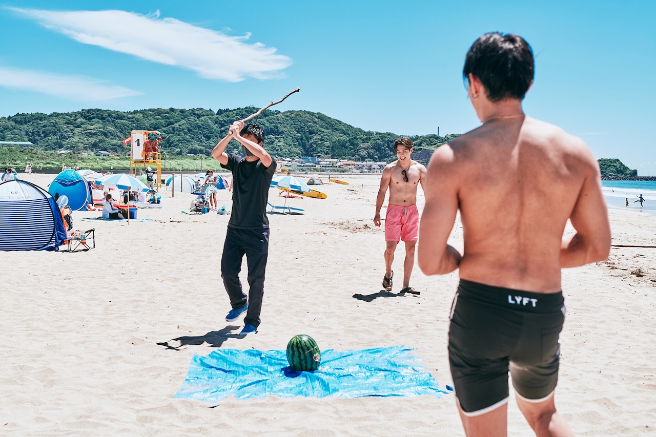 スイカ割りに挑戦するマネージャーさん（左）。