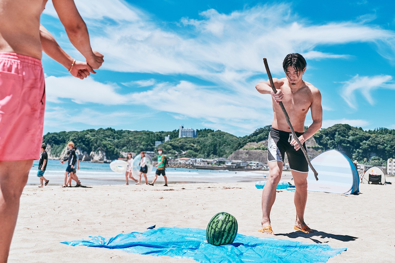 武士のように棒を構える海青さん。