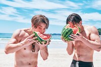 スイカをかじるRIKUさん、かじるふりをする海青さん。