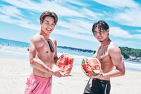 左からRIKU、武知海青。