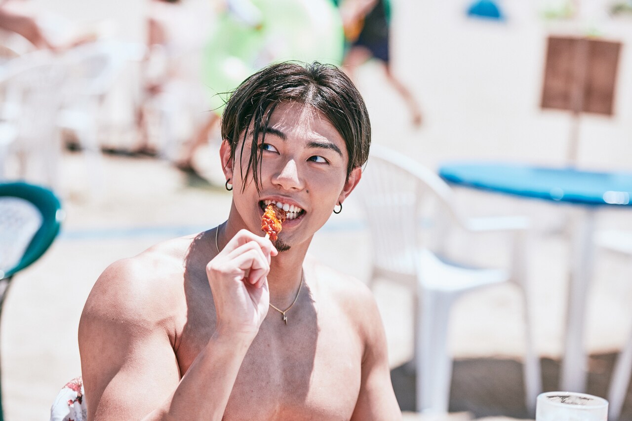 焼鳥を頬張る海青さん。