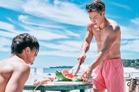 スイカを切るRIKUさん（右）。