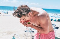 スイカの“志村けんさん食い”に挑戦するRIKUさん。