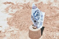 2人が取り合うフラッグ。