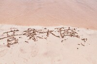 RIKUさんが砂浜に書いた「音楽大陸」。