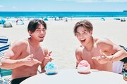 かき氷を前に笑顔を見せる海青さんとRIKUさん。