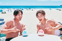 かき氷を前に笑顔を見せる海青さんとRIKUさん。