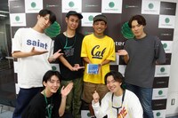 ORANGE RANGEのNAOTO（G）とHIROKI（Vo）を囲む7ORDERの真田佑馬、森田美勇人、長妻怜央、諸星翔希。