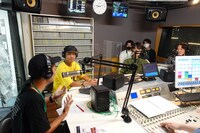 NAOTOとHIROKIをゲストに迎えた「真田・森田のPIZZA WAVE」#16の収録の様子。