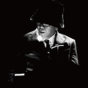 小西康陽、東京丸の内で大いに歌う